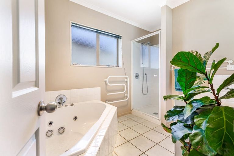 Photo of property in 14 Semillon Avenue, Henderson, Auckland, 0612