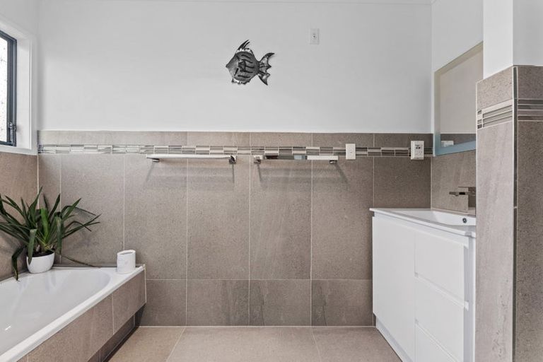 Photo of property in 6 Baronie Court, Half Moon Bay, Auckland, 2012