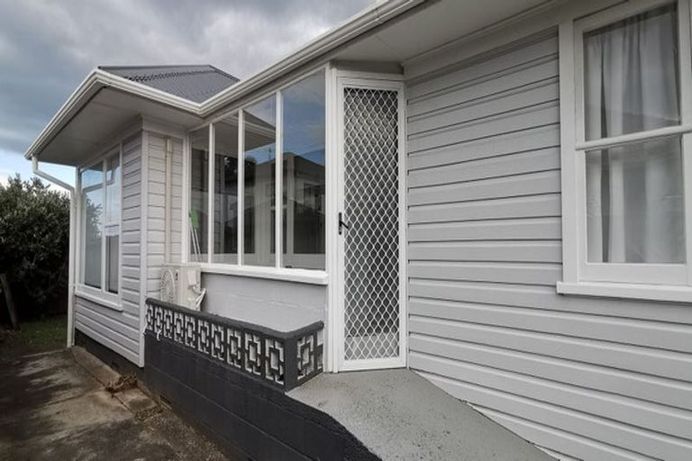 Photo of property in 2/15 Merton Avenue, Glenfield, Auckland, 0627
