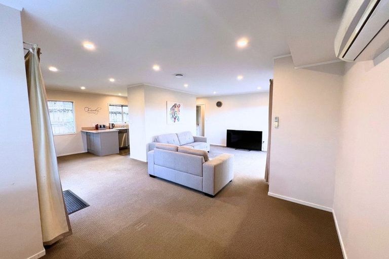 Photo of property in 25 Peterhouse Place, West Harbour, Auckland, 0618