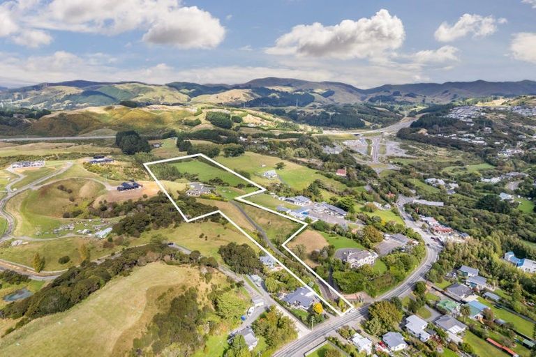 Photo of property in 32 Paekakariki Hill Road, Pauatahanui, Porirua, 5381