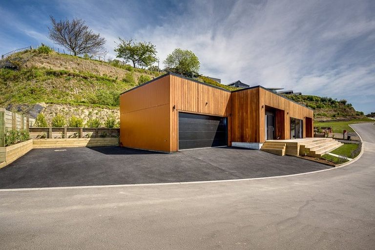 Photo of property in 91 Oak Road, Poraiti, Napier, 4112