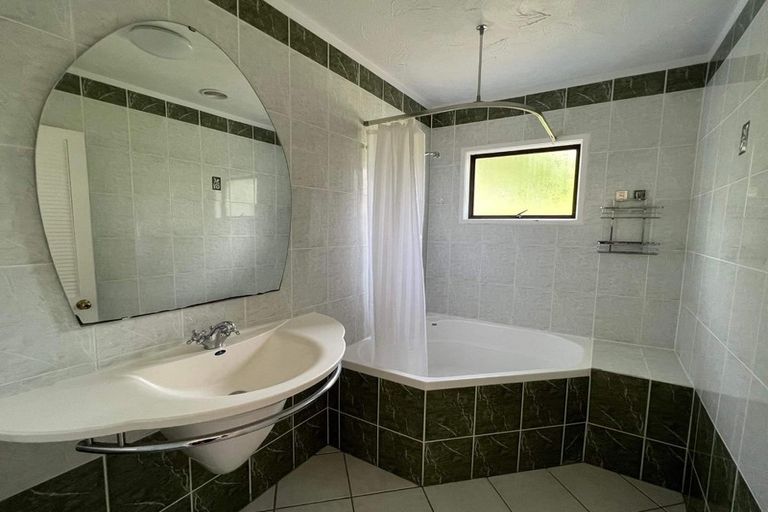 Photo of property in 1/28 Sandown Road, Rothesay Bay, Auckland, 0630