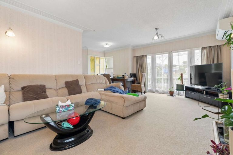 Photo of property in 16 Hollinbrigg Place, Manurewa, Auckland, 2102