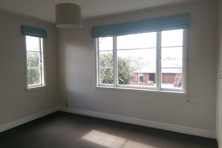 Photo of property in 35 Garreg Road, Fendalton, Christchurch, 8052