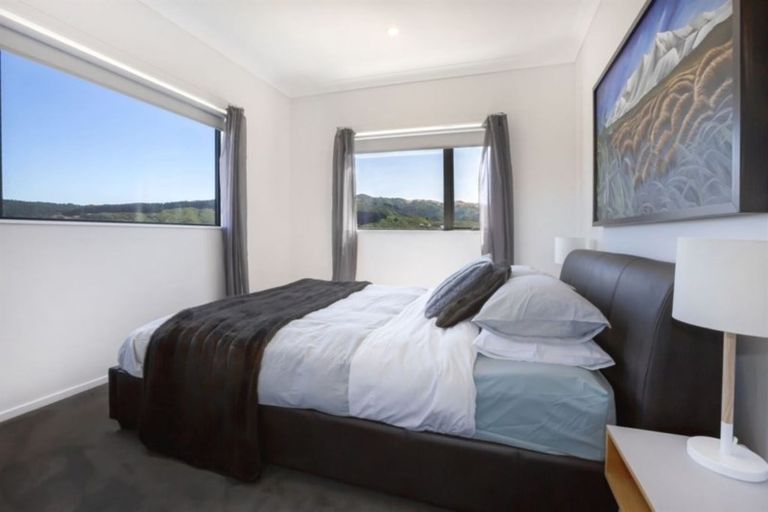 Photo of property in 129 Woodman Drive, Tawa, Wellington, 5028