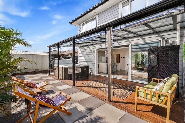 Photo of property in 17 Walter Ruddock Avenue, Kumeu, 0810