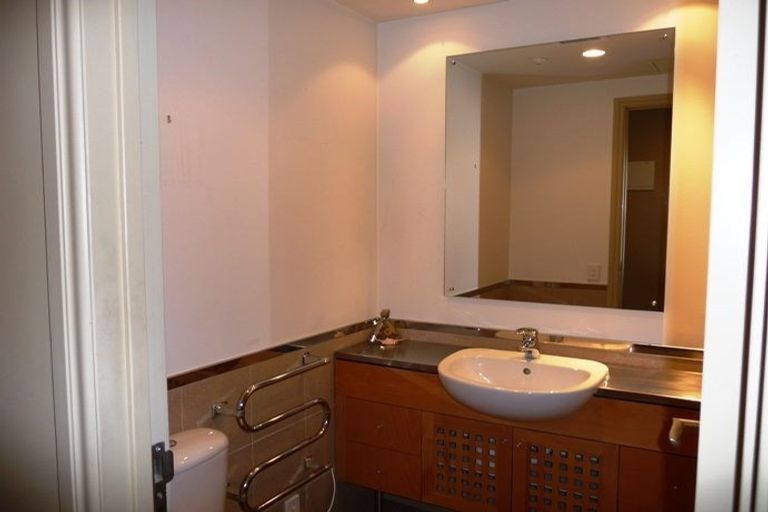 Photo of property in Latitude 37 East Apartments, 1d/20 Pakenham Street East, Auckland Central, Auckland, 1010