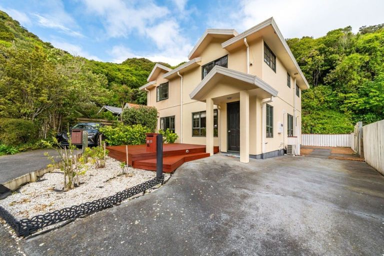 Photo of property in 16b Parsons Glen, Karori, Wellington, 6012