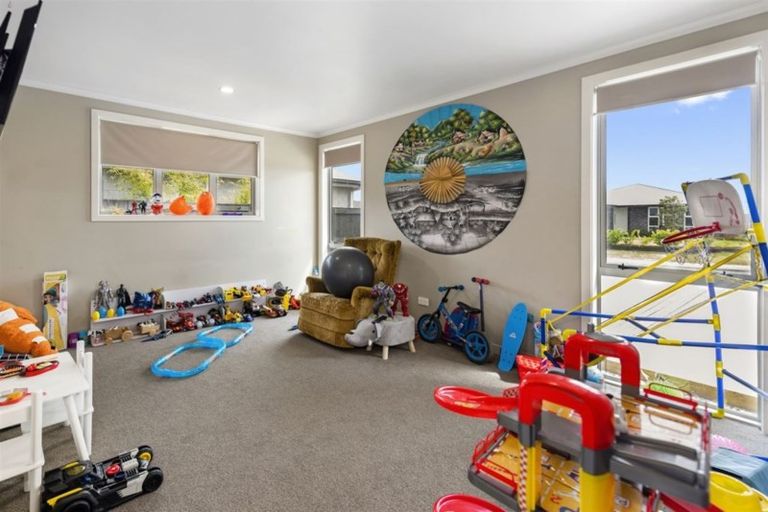 Photo of property in 64 Butterworth Crescent, Papamoa Beach, Papamoa, 3118