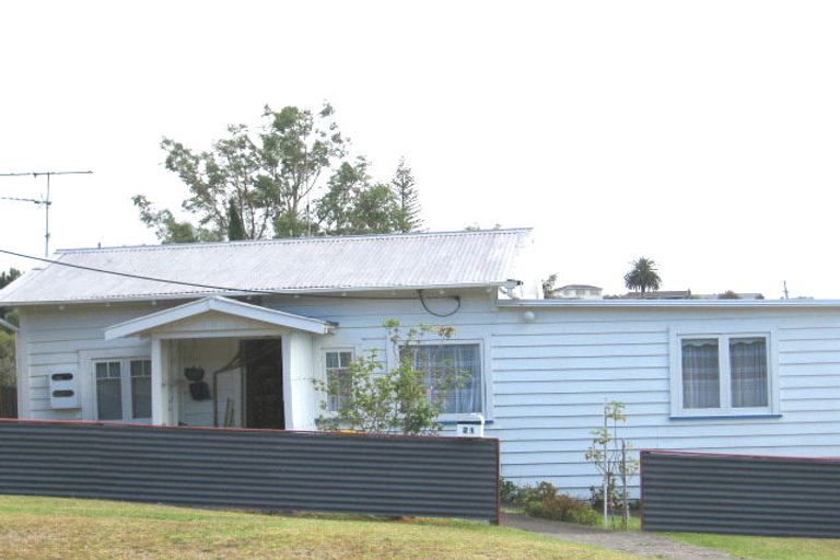 Photo of property in 21 Philson Terrace, Browns Bay, Auckland, 0630
