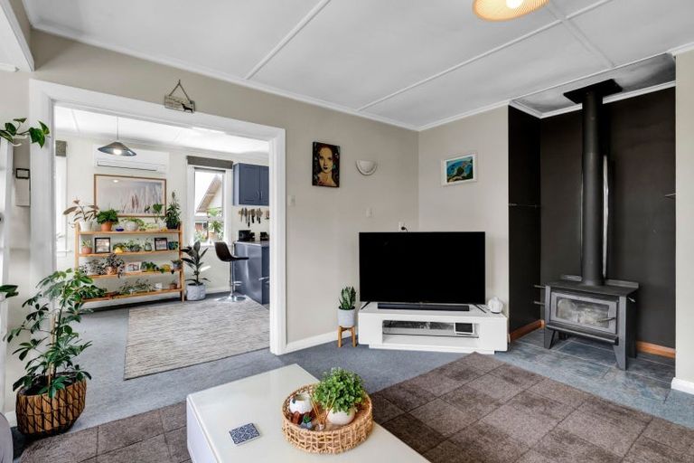 Photo of property in 19 Kahikatea Street, Inglewood, 4330