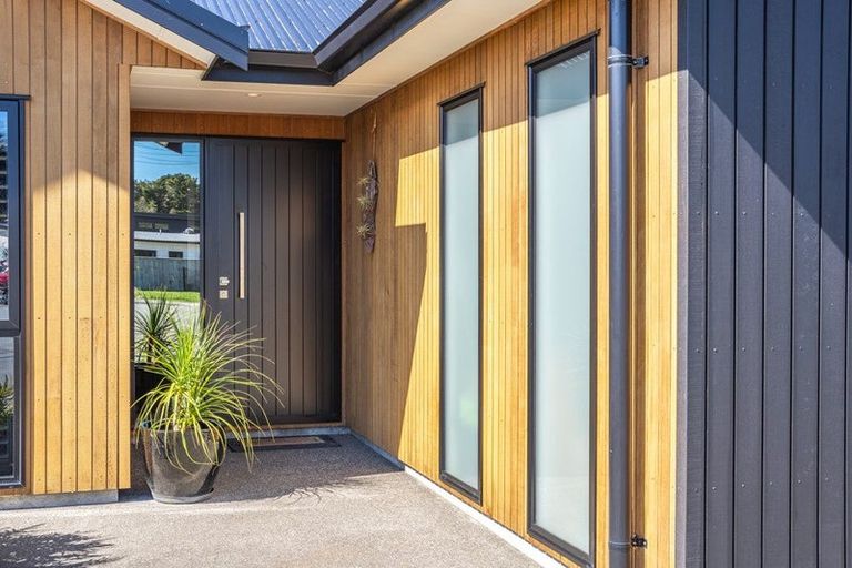 Photo of property in 17 Kaiwaru Place, Waikanae, 5036