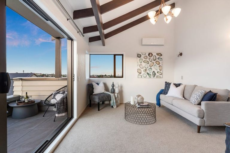 Photo of property in 2/9 Folkestone Street, Murrays Bay, Auckland, 0630