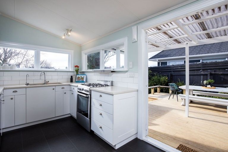 Photo of property in 17 Kowhai Street, Strandon, New Plymouth, 4312