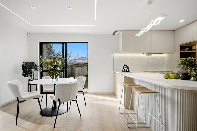 Photo of property in 10 Tusac Place, Totara Vale, Auckland, 0627