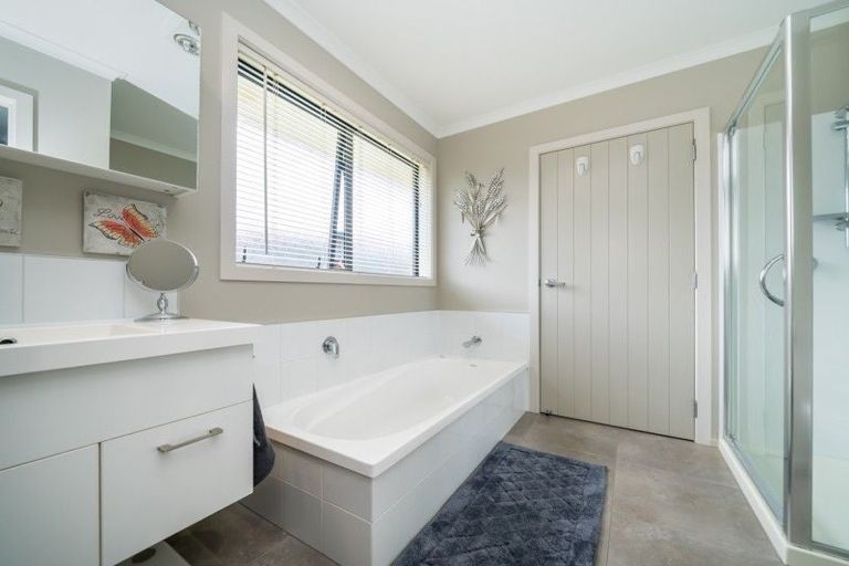 Photo of property in 7 Lorenzo Place, Kelvin Grove, Palmerston North, 4414