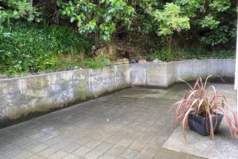 Photo of property in 2/49 Maungaraki Road, Korokoro, Lower Hutt, 5012