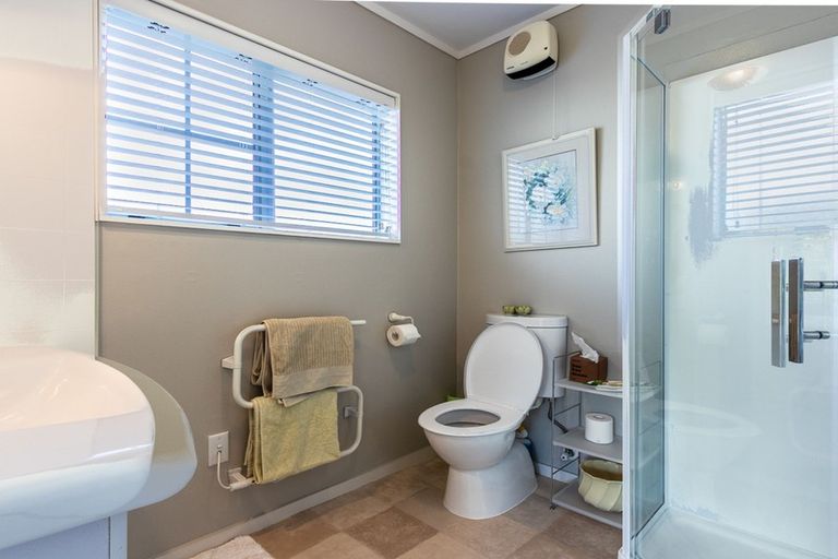 Photo of property in 3 Papawai Grove, Waikanae, 5036