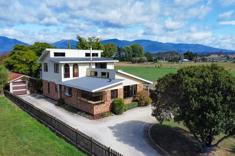 Photo of property in 366 Abel Tasman Drive, Motupipi, Takaka, 7183