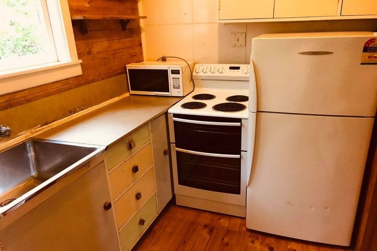 Photo of property in 10 Taungata Road, York Bay, Lower Hutt, 5013