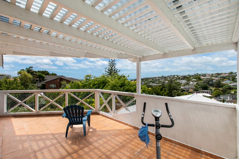 Photo of property in 1/14 Kiteroa Terrace, Rothesay Bay, Auckland, 0630