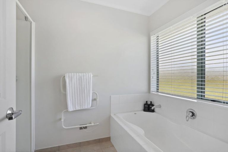Photo of property in 70a Shaw Road, Oratia, Auckland, 0604