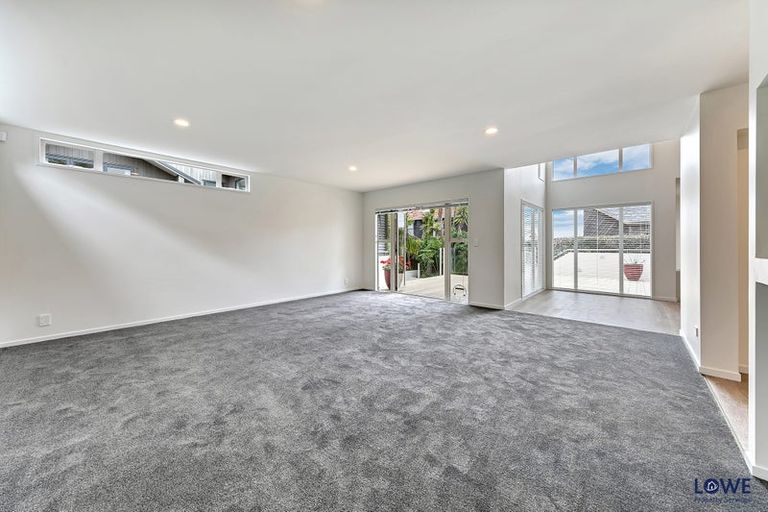 Photo of property in 1/2 Hauraki Road, Hauraki, Auckland, 0622