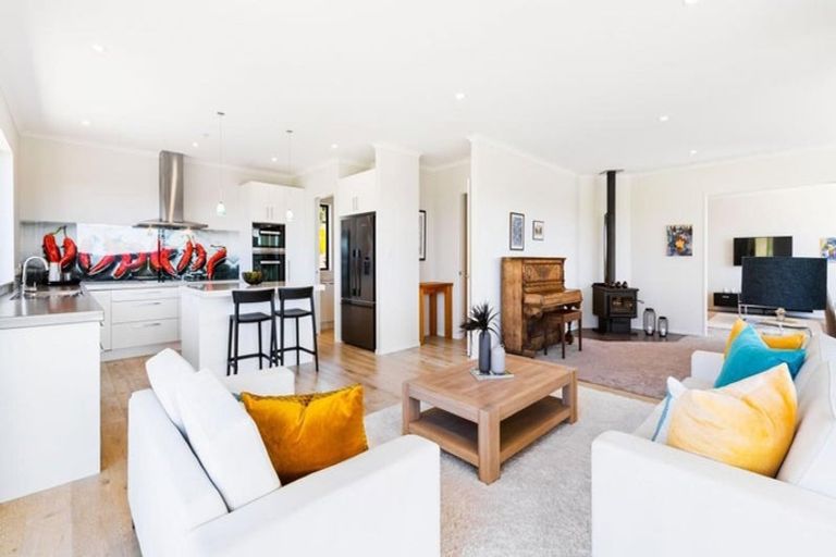 Photo of property in 10 Warman Road, Okura, Auckland, 0792