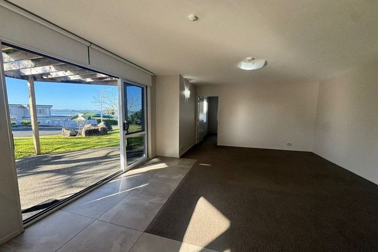 Photo of property in 1 Deanna Drive, West Harbour, Auckland, 0618