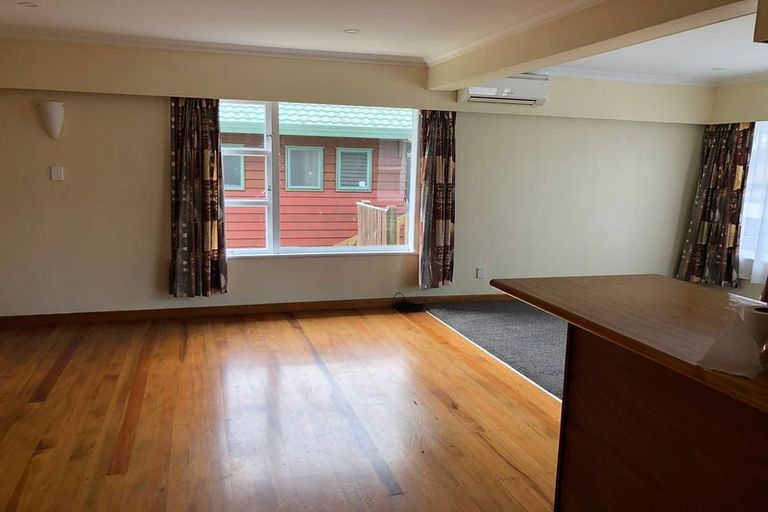 Photo of property in 37 Kenmore Street, Newlands, Wellington, 6037