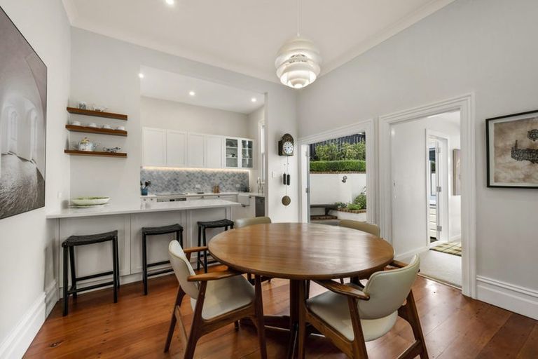 Photo of property in 33 Grove Road, Kelburn, Wellington, 6012