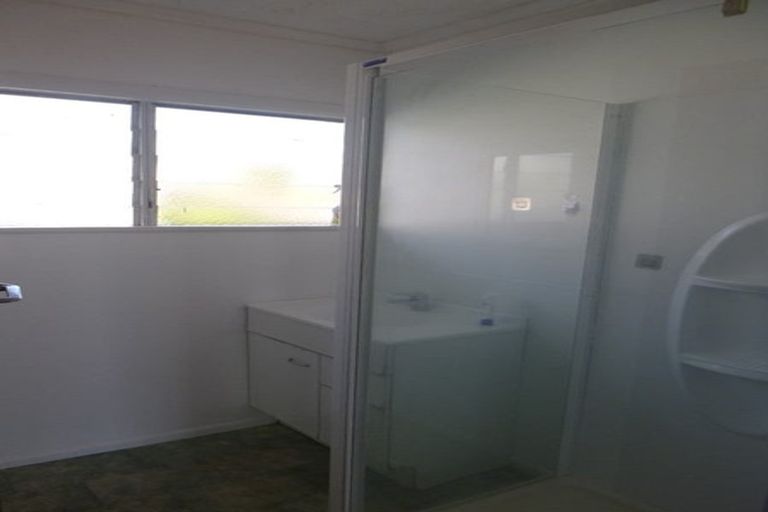 Photo of property in 39 Manhattan Heights, Glendene, Auckland, 0602