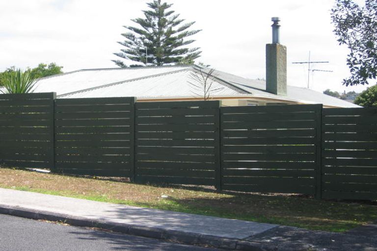 Photo of property in 12 Ludlow Terrace, Totara Vale, Auckland, 0627