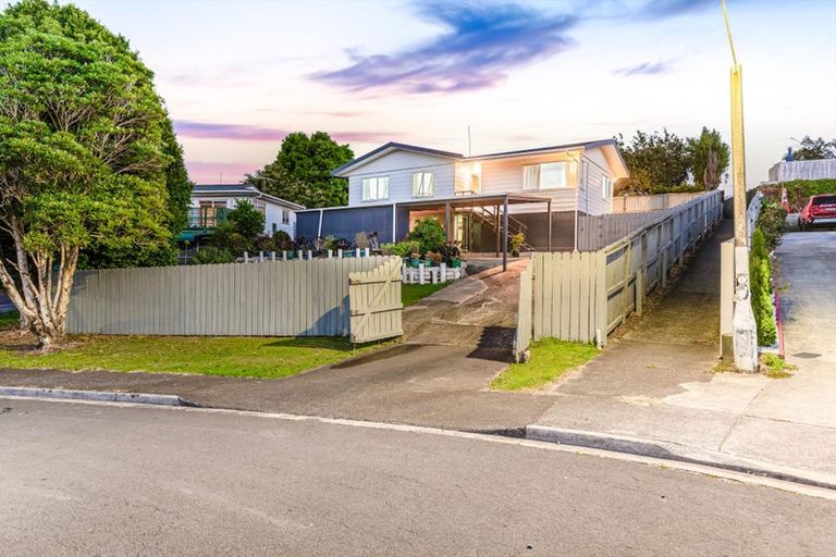 Photo of property in 22 Styca Place, Sunnyvale, Auckland, 0612