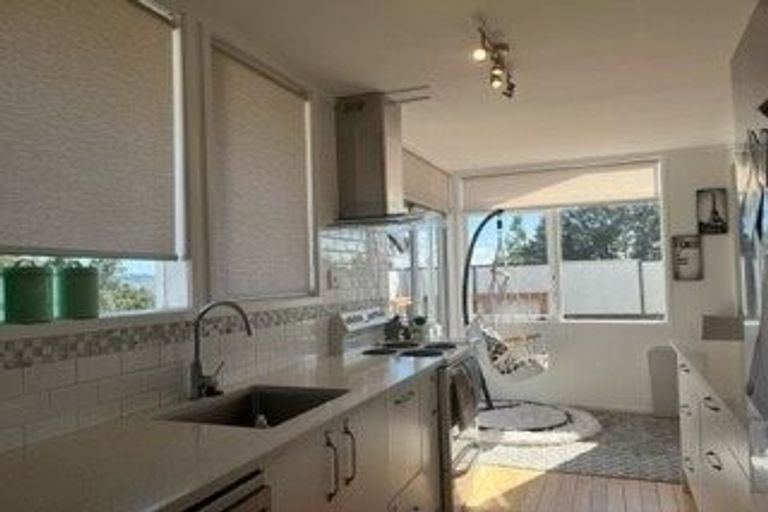 Photo of property in 27 Sunhill Road, Sunnyvale, Auckland, 0612