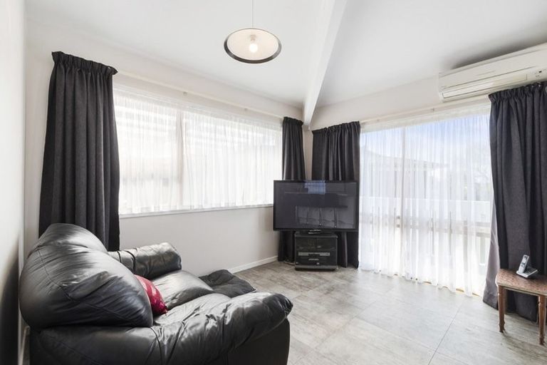 Photo of property in 71 Ray Small Drive, Pahurehure, Papakura, 2113
