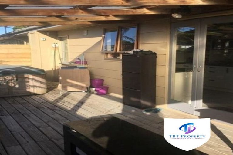 Photo of property in 2/41 Challen Close, Conifer Grove, Takanini, 2112