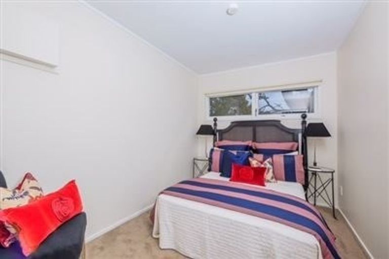 Photo of property in 6 Shearwater Rise, Rothesay Bay, Auckland, 0630