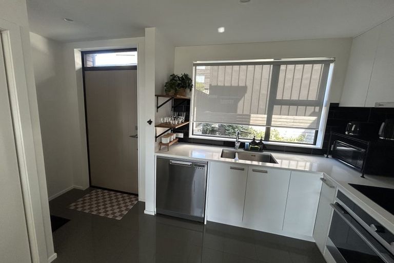 Photo of property in 5/15 Chivalry Road, Glenfield, Auckland, 0629