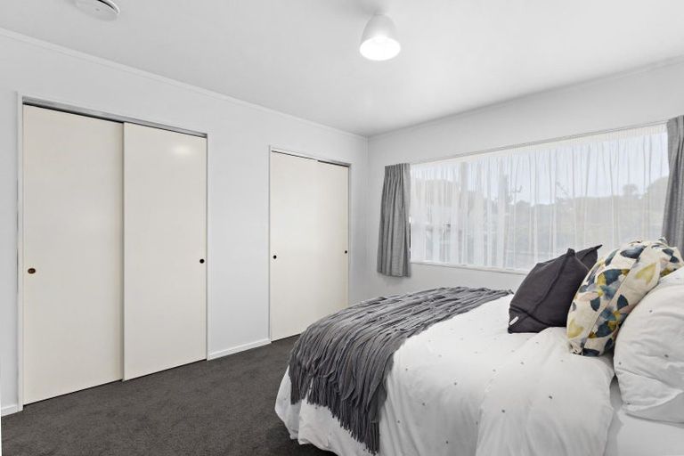 Photo of property in 142a Newlands Road, Newlands, Wellington, 6037