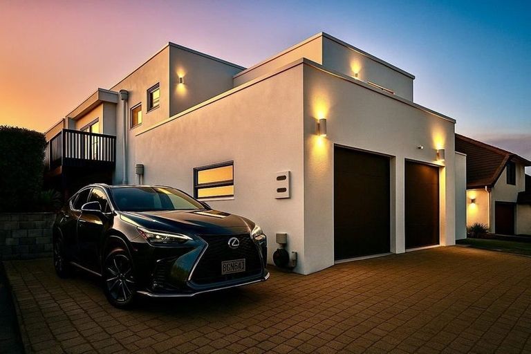 Photo of property in 16 Southworth Place, Grandview Heights, Hamilton, 3200