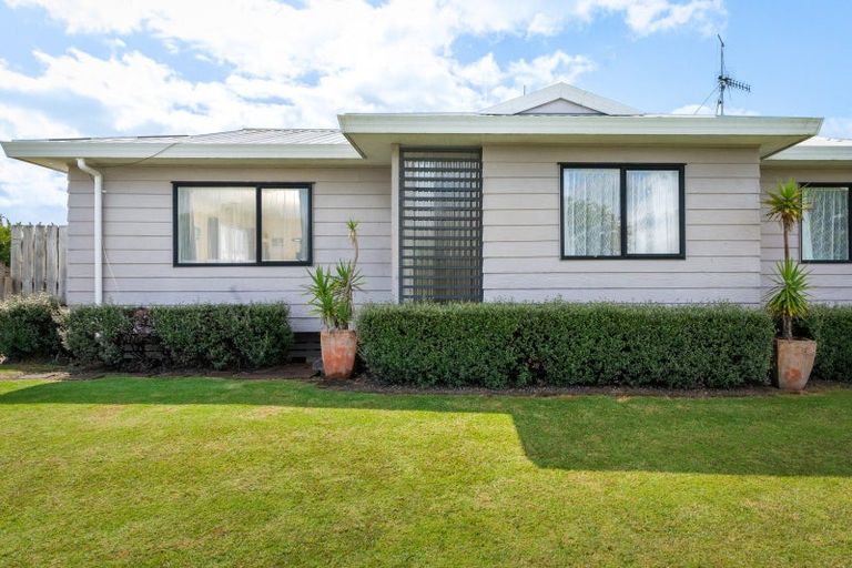 Photo of property in 10 Katterns Street, Katikati, 3129