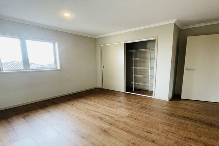 Photo of property in 23 Horizon Road, Oteha, Auckland, 0632