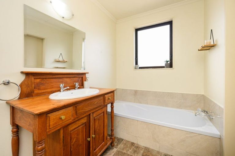 Photo of property in 42a Clifton Terrace, Fitzherbert, Palmerston North, 4410