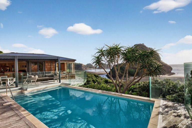 Photo of property in 24 Garden Road, Piha, 0772