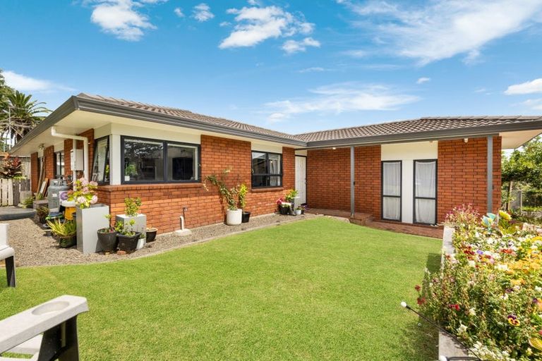 Photo of property in 2/8 Lochend Place, Highland Park, Auckland, 2010