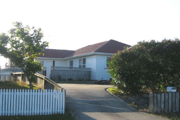Photo of property in 1/13 Merton Avenue, Glenfield, Auckland, 0627