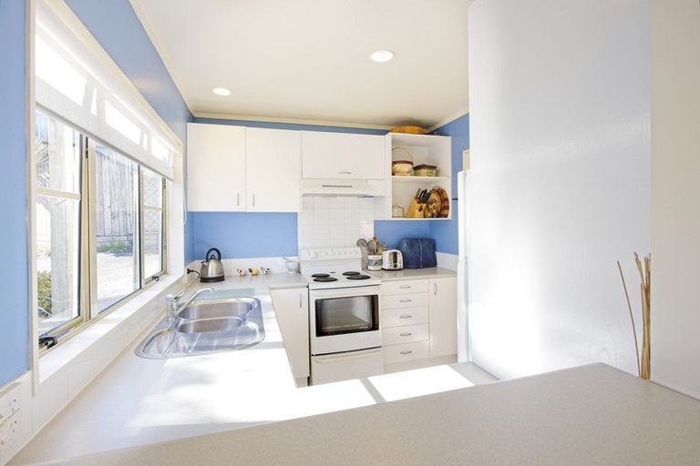 Photo of property in 2/30 Sunset Road, Unsworth Heights, Auckland, 0632