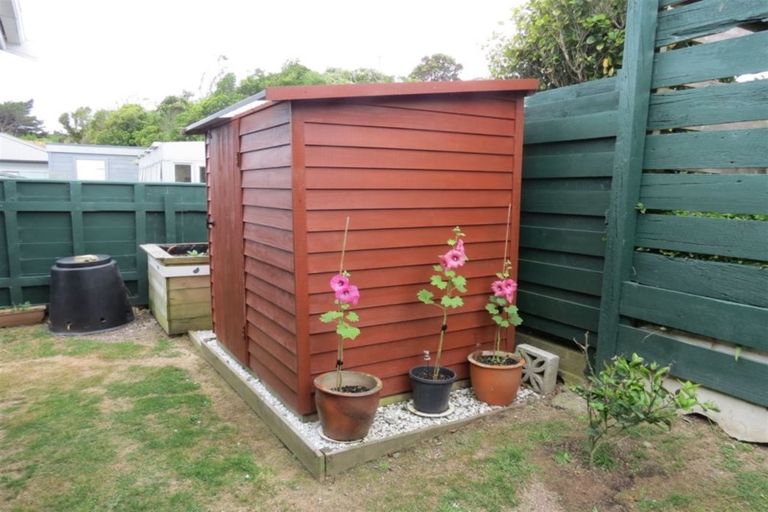 Photo of property in 8a Chapman Street, Newlands, Wellington, 6037